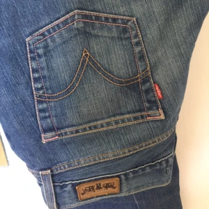  - Avklippta jeans från Levis. Är ankellånga :).