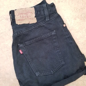  - sjukt snygga Levis jeans skjorts välanvända, fint slitna, säljes pga jag växt ur dom på koft tid. ev. frakt tillkommer🌸 passar en 36a