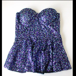  - Så snygg multifärgad topp i peplummodell med paljetter. Snygg passform! Aldrig använd. 