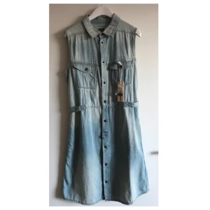  - Fantastiskt fin jeansklänning från Diesel. Helt oanvänd med tags samt extraknappar till. Strl medium men finkar för en small då den har är justerbar i midjan. 