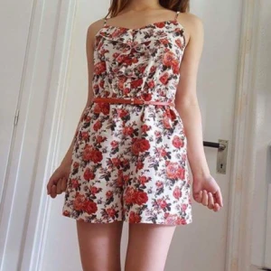  - Supersöt somrig playsuit! Använd en gång, originalpris 499, mötas i Lund eller skickas mot frakt på 30kr 💕