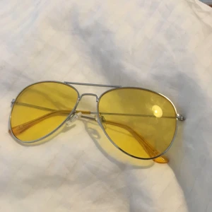  - Snygga gula glasögon! Knappt använda 