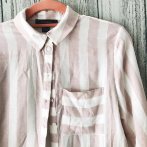  - Oversized skjorta från Atmosphere. Skjortan passar S-M. Säljes för 50kr, frakt tillkommer.