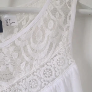  - Säljer denna söta vita blus med spets🎀 frakt är inkluderat i priset
