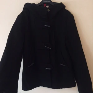  - Svart fodrad jacka med duffelknappar!