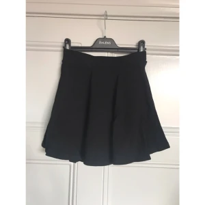  - Svart skatekjol från Bershka. Står att den är i storlek M men skulle snarare säga att den är i storlek S. Köparen står för frakten och betalning sker via swish.