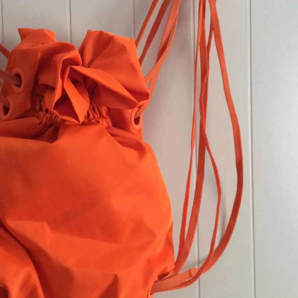Fin orange påse som aldrig är använd. Pris : 65 kr + frakt . Väskor.