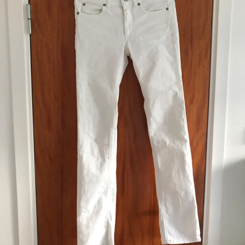 Superfina vita acne jeans i storlek 27! Jättefint skick  Betalning sker via swish  Köparen står för frakt. Jeans & Byxor.