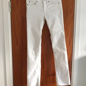  - Superfina vita acne jeans i storlek 27! Jättefint skick  Betalning sker via swish  Köparen står för frakt