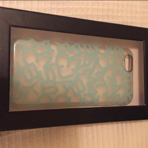  - Marc by Marc Jacobs mobilskal. Köpte den på NK i Stockholm. Jag har haft den till iPhone 6. Skalen är i bra skick! 