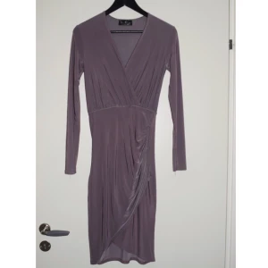 Stl s - Festklänning i grålila färg. Endast en gång använd. 