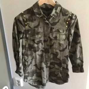  - ALLT SKA BORT! Annars slängs det.   Allt är i bra skick, har tröttnat på dessa plagg, därför säljer jag de billigt   10kr via Swish, frakt 13kr 🌟