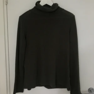  - Mjuk mörkgrön polotröja. Använd ca 3 gånger