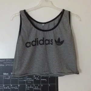  - En sportig croptop köpt på Bali. Står one size men upplever den som en XS/S.