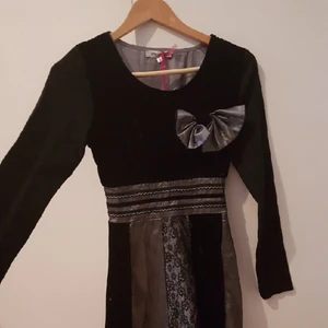  - Finklänning köpt men aldrig använd, resår i midjan. Köpt i England, säljes pga viktnedgång.  