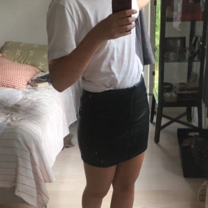  - Fejkläder-kjol köpt på hm för några år sen. Fin men lite liten för mig så har aldrig använt den. Storlek 36, lite liten i storleken. Finns i Gbg eller så betalar köpare frakt🍒