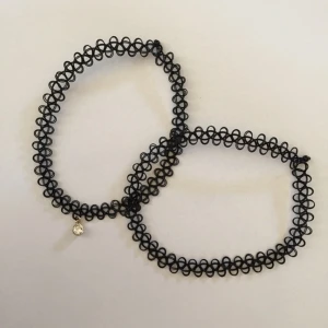  - Två coola chokers från Monki. Knappt använda! Frakt inkluderad. 🌿 (1 för 15kr, 2 för 25kr)