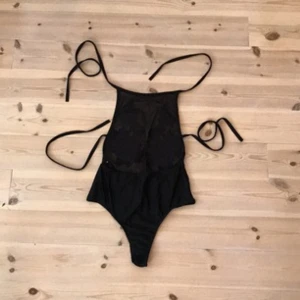  - Jättefin Blommig body som är öppen i ryggen