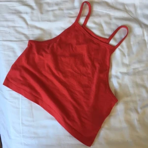  - Rött linne, säljes pga för stort för mig! Frakt på 14 kr tillkommer! 