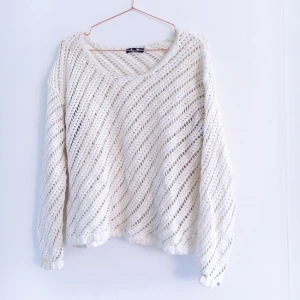  - Stickad tröja från BikBok. Passar Strl SX - S. Köparen står för ev. frakt. 🌸 Finns att hämta i Uppsala