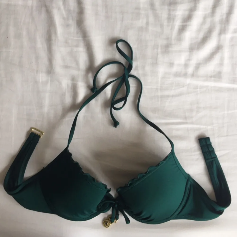 Snygg grön Bikinitopp från HM. Köpt förra året men aldrig använd. . Övrigt.