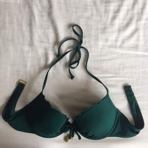 Snygg grön Bikinitopp från HM. Köpt förra året men aldrig använd. 