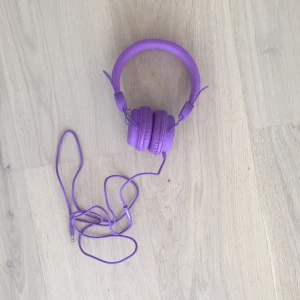  - Knappt använda hörlurar från roxcore