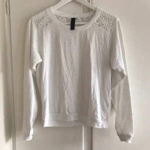  - Jätte fin långarmad tröja från Factorie med spets där bak. Knappt använd