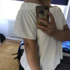  - Blus från Mango! Ganska lös passform och off-shoulder. Köpt i Barcelona förra året men knappt använd. Frakt ingår i priset! 😄