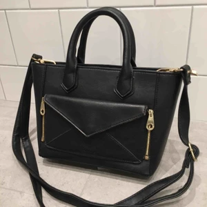  - Super fin väska från Don Donna. Köpt för några år sedan och vet ej om det är äkta läder. Bandet går att justera, ta av och den lilla ”plånboken” går att sätta på och ta av. Aldrig använd och i jättebra skick. Kan skicka fler bilder.