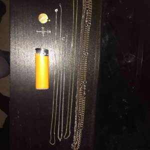  - Säljer dessa hängen och kedjorna på bilden.  Det är två hängen och fyra kedjor. Hängen 10k st. Kedjorna kan du köpa för 20kr st eller alla för 50kr! De längsta är 60cm, det kortaste 40cm. Skriv för mer info! 