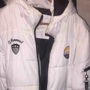  - A.Hammond jacka, använd men bra skick, kan fraktas men köparen står för frakten 🥰