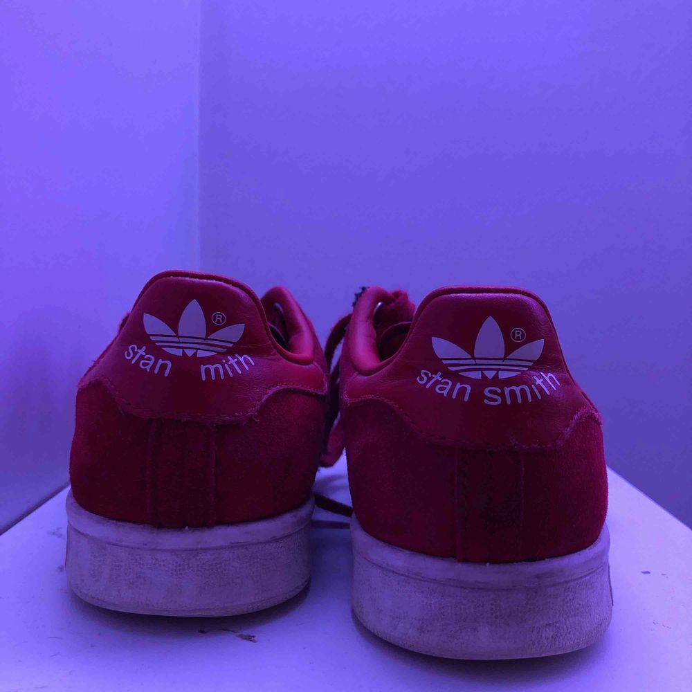 Röda Stan Smith från Adidas i mocka, för små därav ingen användning. De är använda men fortfarande i ett mycket bra skick!💞. Skor.