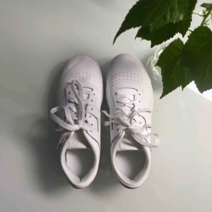  - Reebok workout lo fvs woman  Använda ett tiotal gånger inomhus.  Väldigt fint skick! Lite ”gå rynkor” fram till.   Pris inkl frakt   Nypris 999kr   SÄNKT PRIS!!! 