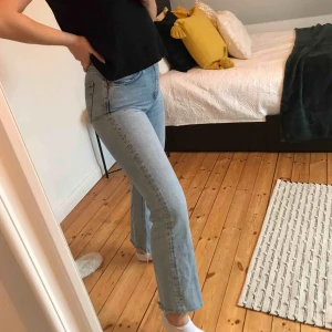  - Säljer ett par jättefina jeans från monki!  Jättebra skick!!  Kan mötas i Sthlm eller frakta!🦋 