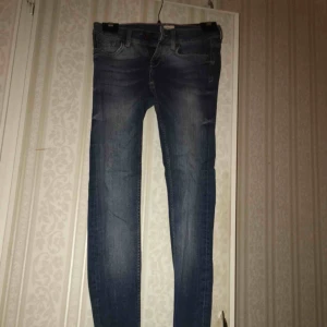  - Blå jeans precis som ny.  Pris går att diskutera
