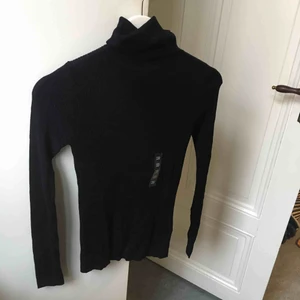 Polotröja merinoull - Ribbad polo i extra fine merinoull (sticks-fritt🤗). Helt oanvänd, köpt för 350kr. 