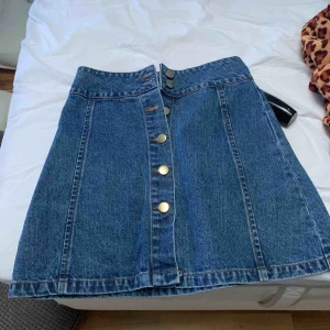  - Säljer denna kjolen ifrån bikbok! Aldrig använd superfin blå färg med guldiga knappar!