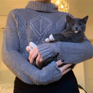  - Grå stickad polo, är en M men är lite stor så skulle nog säga att det är en L