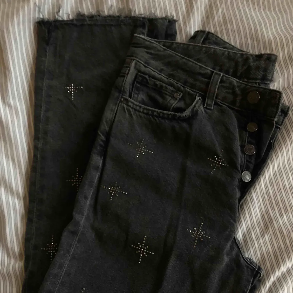 superballa jeans från hm vintage⚡️⚡️ snygg passform och snålt använda, kan förekomma ett en glitter paljett trillat av men det är inget man lägger märke till<3. Jeans & Byxor.