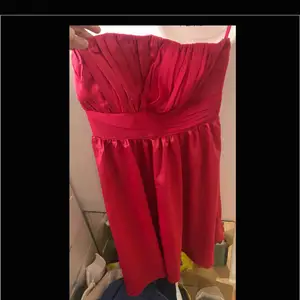Rosa klänning utan band från ginatricot i storlek 34 Använd en gång