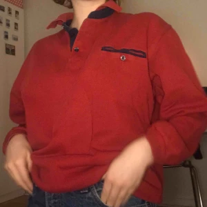  - En röd collage-tröja, köpt på second hand och sen dess bara använd några fåtal gånger. Söker ny ägare. Möts upp i Stockholm eller fraktar!!