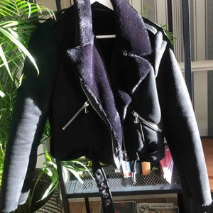  - Kort bikerjacka från zara, knappt använd och i bra skick! Varm och passar perfekt till höst/vinter! Köparen står för frakten!