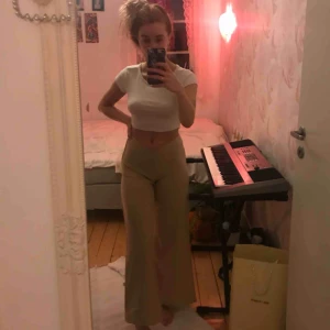  - byxor som jag köpt här på plick! Supersköna & fina på men säljer för att jag inte använder dom! Har även sytt upp dom pga dom va för långa för mig men det går att sprätta upp om man vill. Frakt 30kr💕⭐️