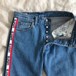  - SUPERfina Levis 501 Premium - helt oanvända pga köpte för stor storlek 😭. Färgen ger rättvisa på bilderna!