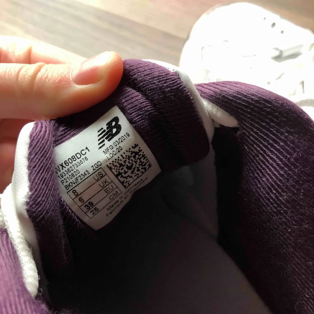 New Balance 608 i fint skick. Använda ett fåtal gånger, lite små i storleken och skulle säga att de mer är en 38,5. Frakt tillkommer. . Skor.