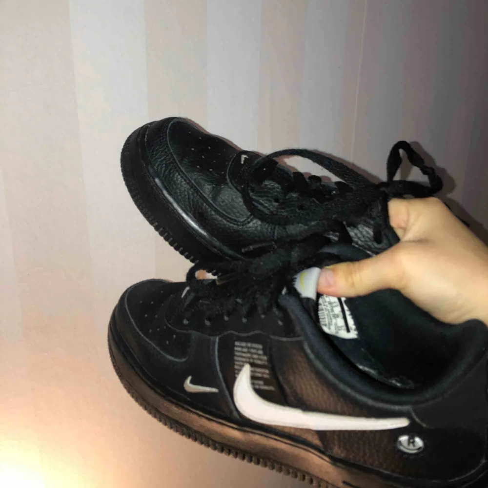 Säljer nu mina älskade Nike air force utility, pågrund av att dom tyvärr inte kommer till användning längre. Originalpriset ligger ungefär på 1000kr. Skitcoola skor som passar till allt. Kan mötas upp i Sthlm eller frakta (ingår ej i priset).. Skor.