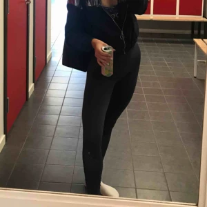  - Fina mörkblå träningstights. Jättebra skick. Frakt tillkommer.