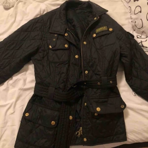  - Fin barbour jacka som inte kommer till användning längre. Fint skick, dock är ena ficksömmen lite av på högra fickan men det märks inte så mycket (bild) därav det låga priset. Nypris 2000kr