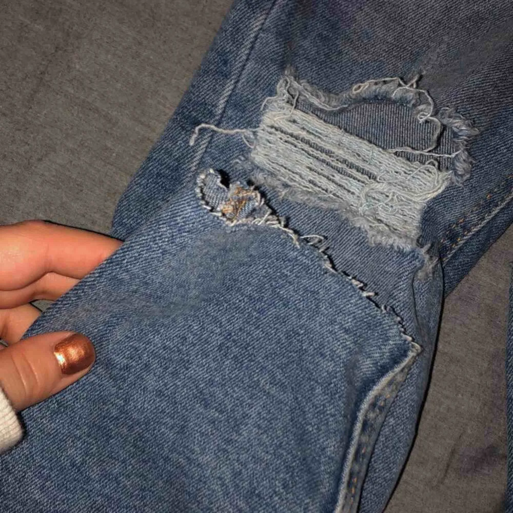 Nya och oanvända jeans från Gina tricot! Sitter tajt, längst nere vid benet sitter dom lite lösare med en avklippt effekt! Jag har aldrig använt dom då dom är för små för mig. Dom är högmidjade. Hör av er🥰. Jeans & Byxor.